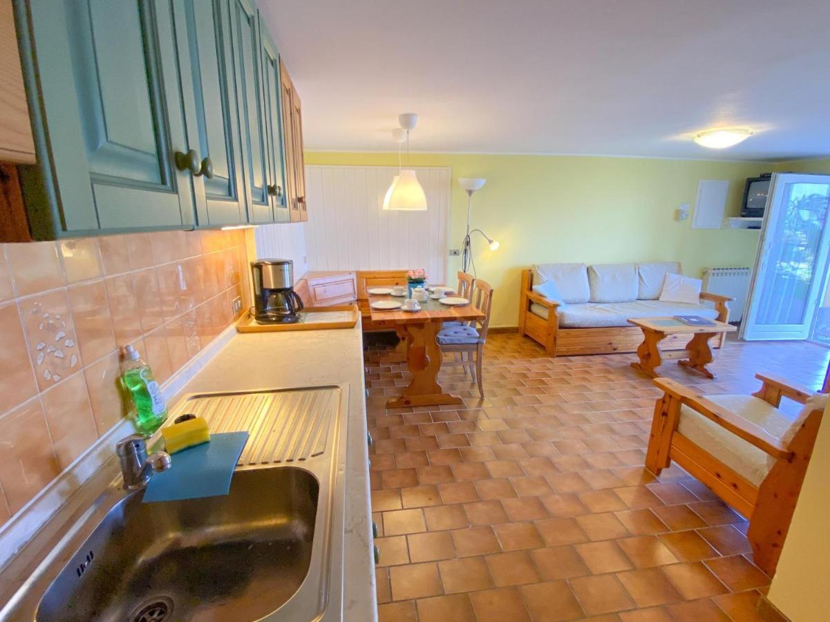 Bellavista A Garten Appartement Mit Pool Colico Bagian luar foto