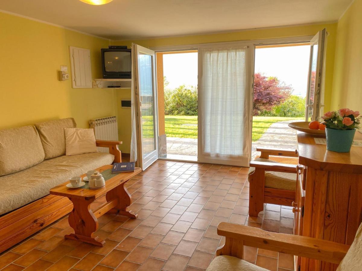Bellavista A Garten Appartement Mit Pool Colico Bagian luar foto